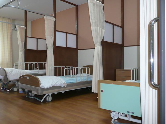 静かな居室 居室 自然光が差し込む落ち着いた雰囲気の部屋で、ベッドの配置にゆとりがあり快適です。