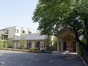 建物外観と車寄せのある正面玄関  