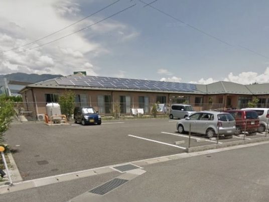 太陽光パネル付き建物外観