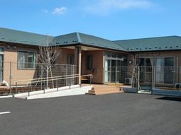 明るい日当たりの建物入口