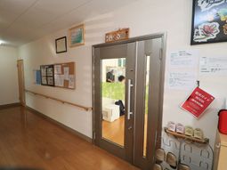 廊下に掲示物と扉