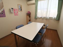 明るい窓とテーブルの部屋