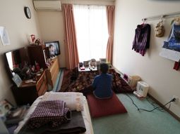 個室の一角と利用者