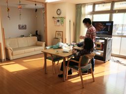 明るい居室の様子