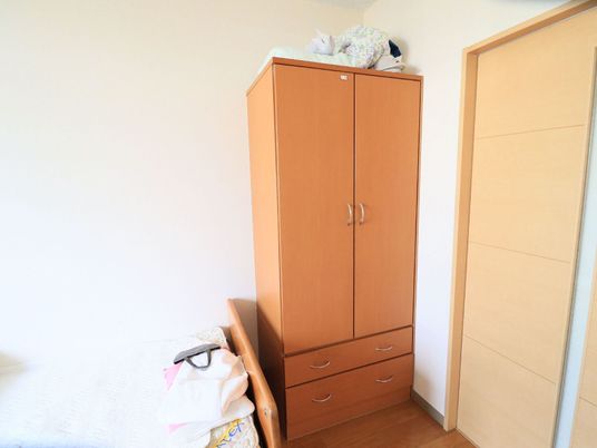 木製家具のある居室
