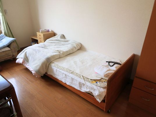 木製ベッドの居室