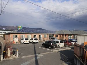 山並み背景の施設外観