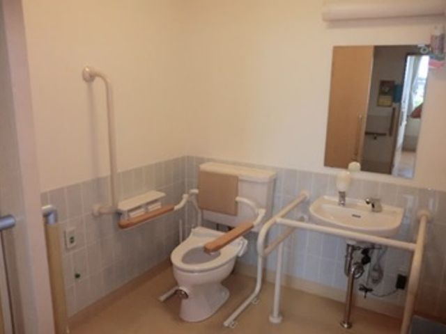 バリアフリートイレ トイレ 手すり完備のトイレスペースです。安全性を考慮して設計され、利用者の快適さをサポートしています。