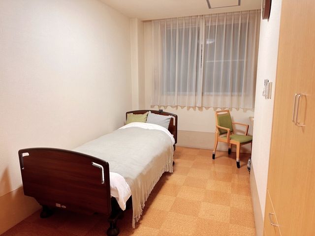 シンプルな個室の様子 居室 温かみのある床材とシンプルな家具が配置された個室です。利用者様にとって落ち着いて過ごしやすい空間が確保されています。