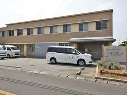 明るい外観の建物