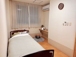 居室の清潔なシングルベッド