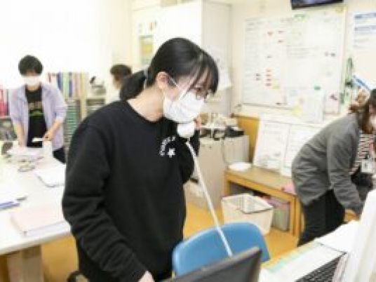 スタッフ作業中の室内