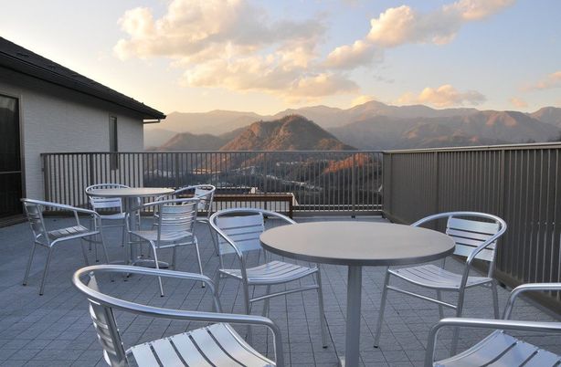 山々を望むテラス