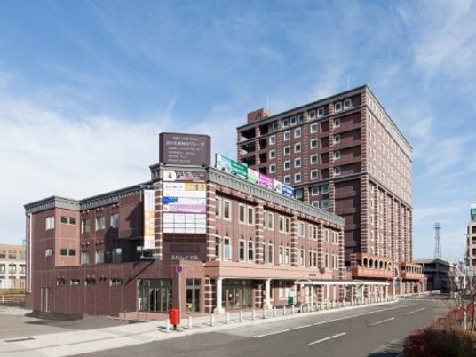 多機能な大型建築