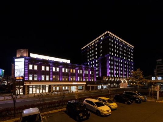 明るく照らされた建物外観