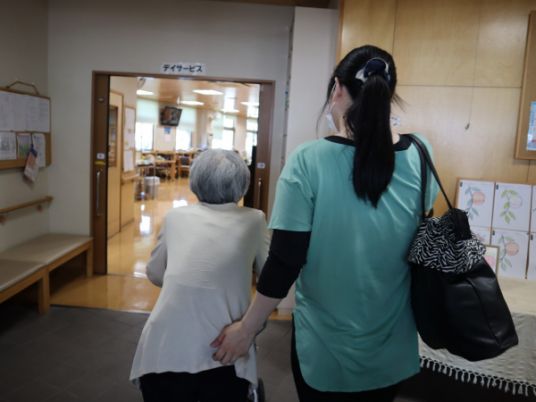 人が出入りする廊下