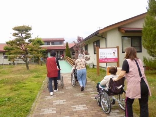 施設の外を歩く人々