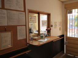 受付カウンターと掲示物