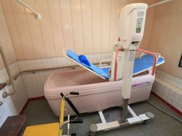 バリアフリー設計の浴室