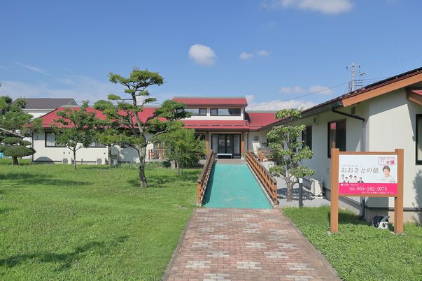 緑豊かな庭園の外観