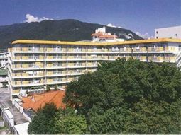 明るい外観の建物