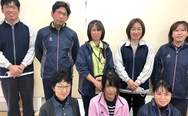 笑顔のスタッフと利用者