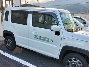 送迎車が停まる外観  