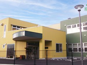 明るい外観の施設正面  