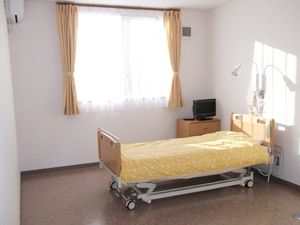 明るい居室のベッド  