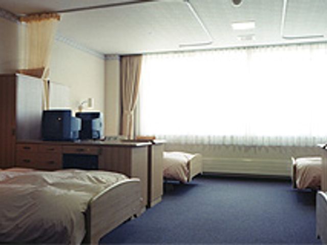 自然光が差し込む居室 居室 明るい自然光が差し込む広々とした部屋です。快適な空間でリラックスできます。