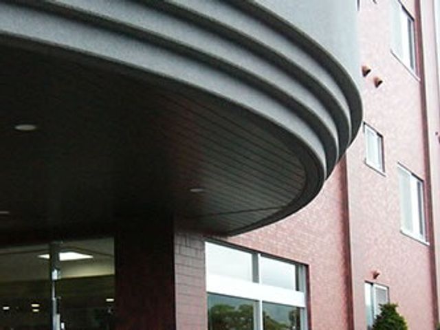施設の外観 外観 曲線を描くひさしが印象的な建物外観です。落ち着いた色合いで、就業先としての雰囲気を確認しやすいです。