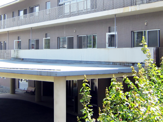 植栽が映える外観