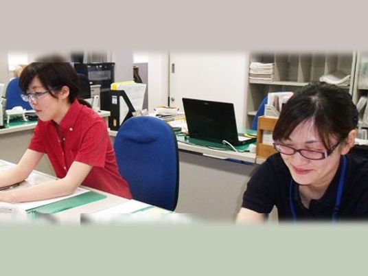 事務作業中のスタッフイメージ  