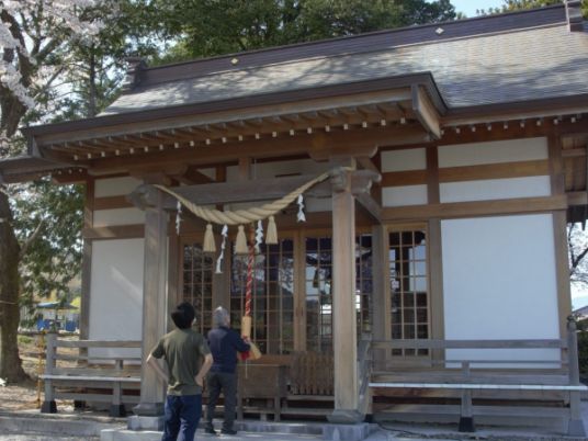 木々に囲まれた建物