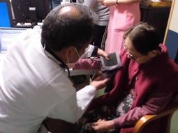 医師と高齢者の相談風景