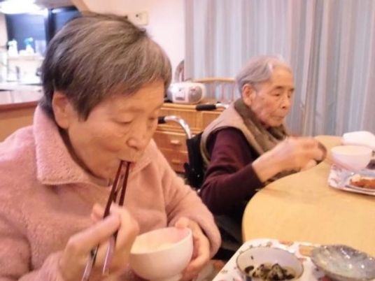 食事を楽しむ人々の様子