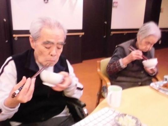 食事中の二人