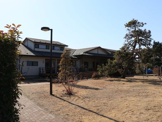 緑豊かな庭の施設