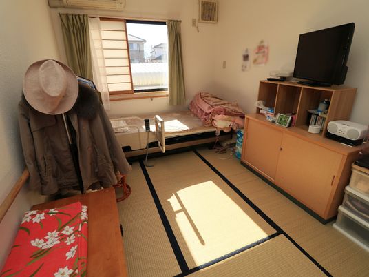 日差しが入る居室の様子