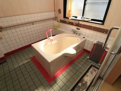 バリアフリー設計の浴室
