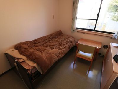 居室のベッドと机