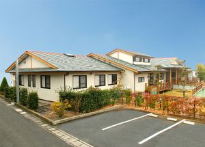 駐車場と庭の風景