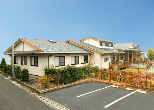 駐車場と庭の風景
