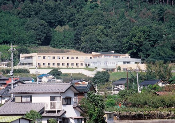森に囲まれた建物の外観