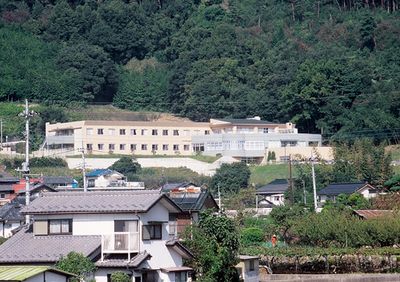 森に囲まれた建物の外観