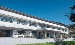 広々とした施設の外観