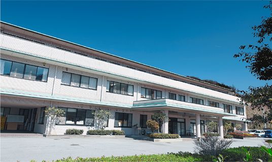 広々とした施設の外観