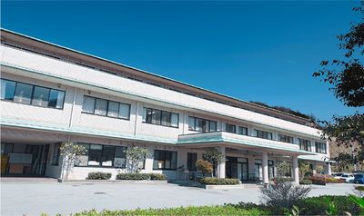 広々とした施設の外観