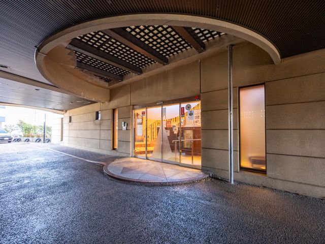 広々としたエントランス エントランス 開放的なエントランスです。自然光が差し込み、落ち着いた雰囲気を感じられます。