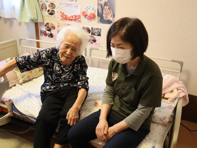 利用者の居室 居室 広々とした居室で、安心できる空間です。職員と笑顔で会話する時間は、やすらぎを感じます。